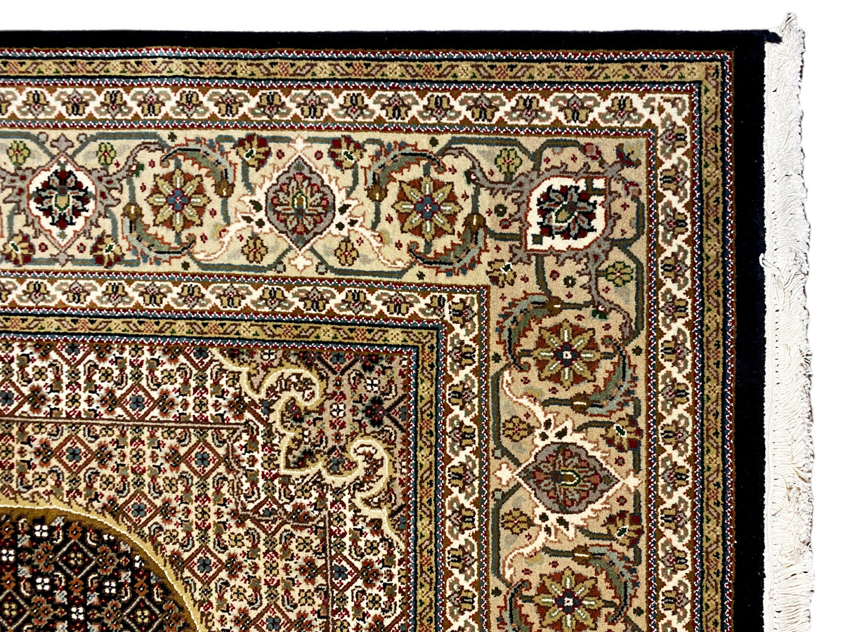 Indo Tabriz-Teppich: Detail am Rand mit farbigen Ornamenten und weißem Fransenabschluss
