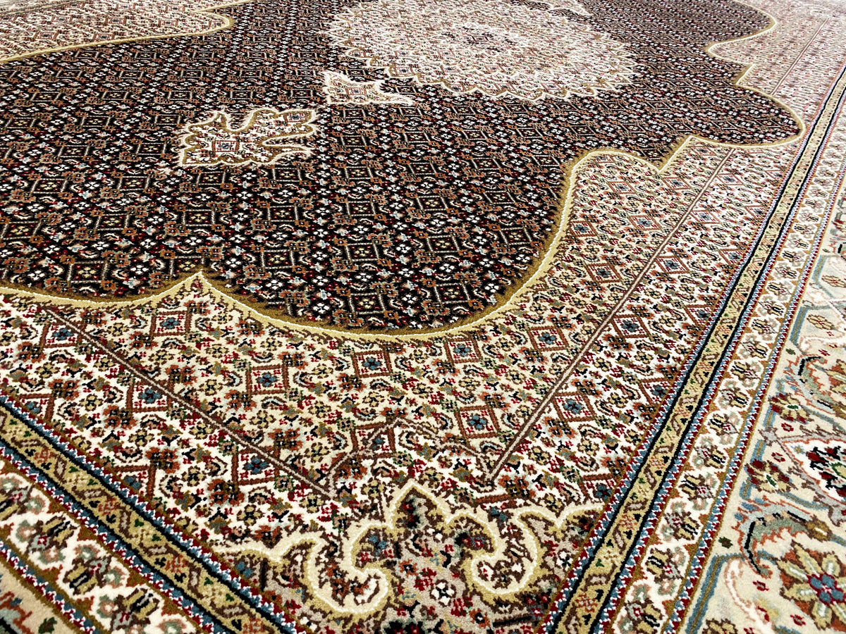 Indo Tabriz-Teppich: Nahaufnahme der Muster, dunkelbraune Fläche mit beigen Zierlinien