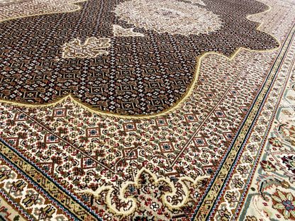 Indo Tabriz-Teppich: Nahaufnahme der Muster, dunkelbraune Fläche mit beigen Zierlinien