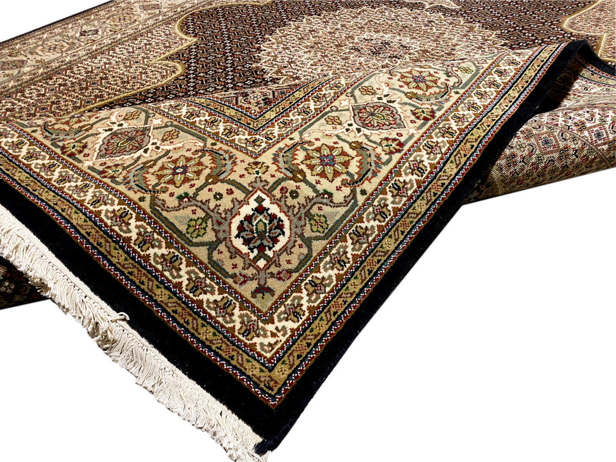 Indo Tabriz-Teppich: Ecke mit Fransen, beiger Musterfläche und dunkler Einrahmung