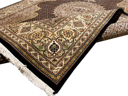 Indo Tabriz-Teppich: Ecke mit Fransen, beiger Musterfläche und dunkler Einrahmung