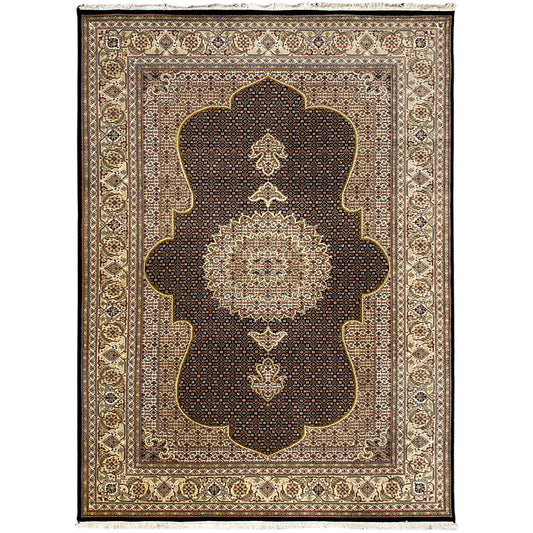 Teppich mit dunkelbraunem Grund und ornamentalem Medaillon, beiger Rahmen, quadratisch