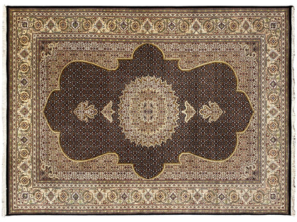 Teppich mit dunkelbraunem Grund, zentralem Blütenmedaillon und detailreicher Bordüre
