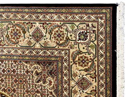 Teppichsaum mit dichtem Muster und weißen Fransen, mehrfarbige Ornamentik