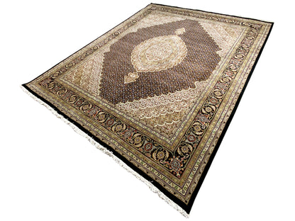 Teppich in schräger Ansicht, dunkelbrauner Untergrund mit hellem Medaillon und Fransen an den Kanten