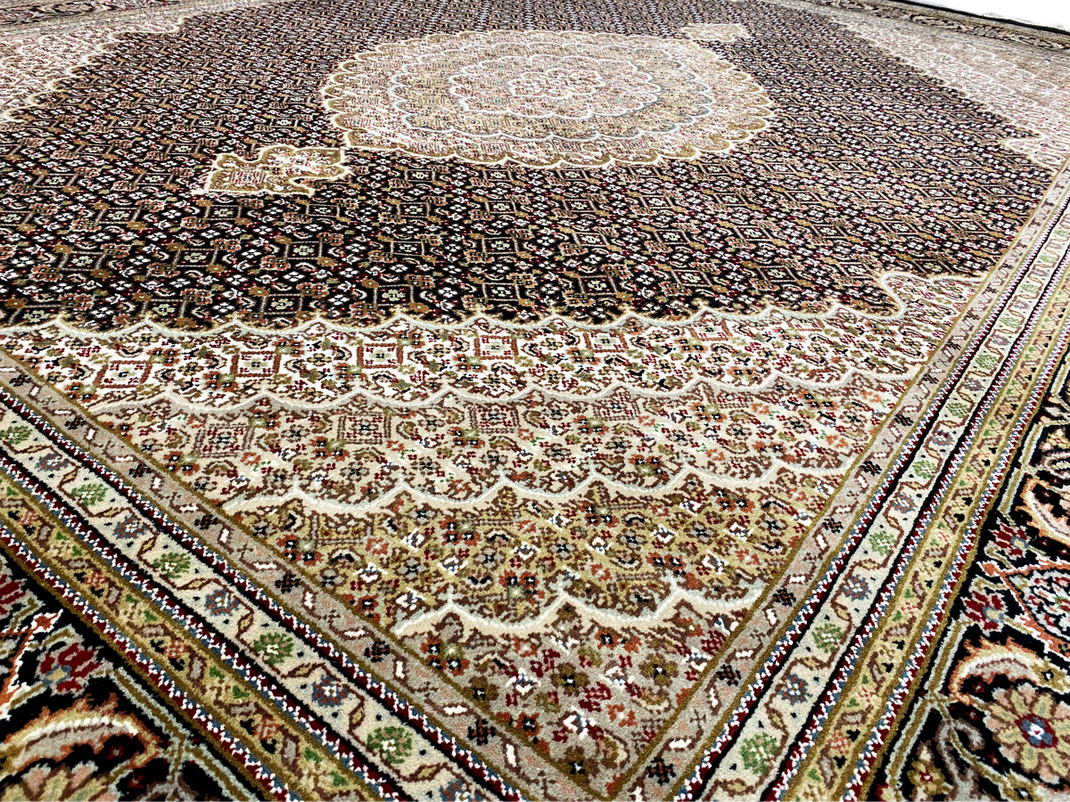 Teppich-Oberfläche mit detailliertem Musterteppich, dunkler Grund und helle Ornamentstreifen unten