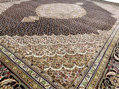 Teppich-Oberfläche mit detailliertem Musterteppich, dunkler Grund und helle Ornamentstreifen unten