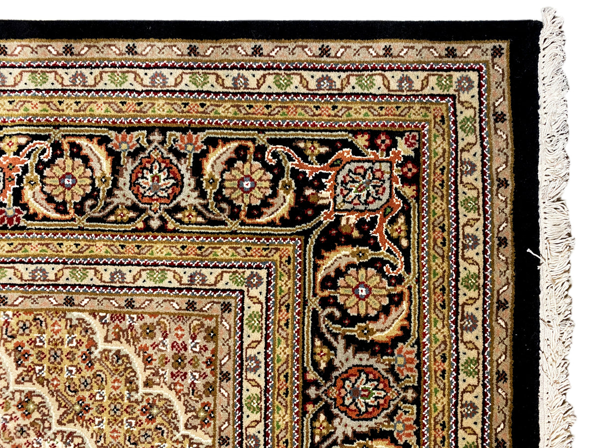 Teppich-Ecke mit dekorativer Bordüre und Fransen, schwarz-beige Ornamentstreifen