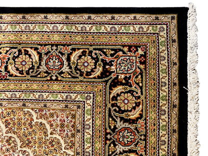 Teppich-Ecke mit dekorativer Bordüre und Fransen, schwarz-beige Ornamentstreifen