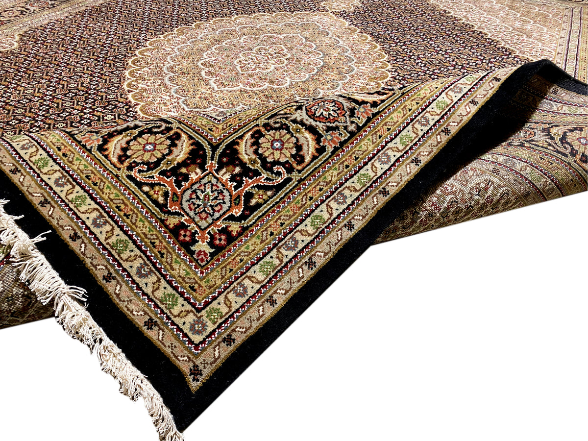 Teppich in Nahwinkelansicht mit Medaillon und Zierbordüre, dunkler Rand und weiße Fransen