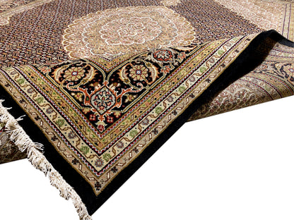 Teppich in Nahwinkelansicht mit Medaillon und Zierbordüre, dunkler Rand und weiße Fransen