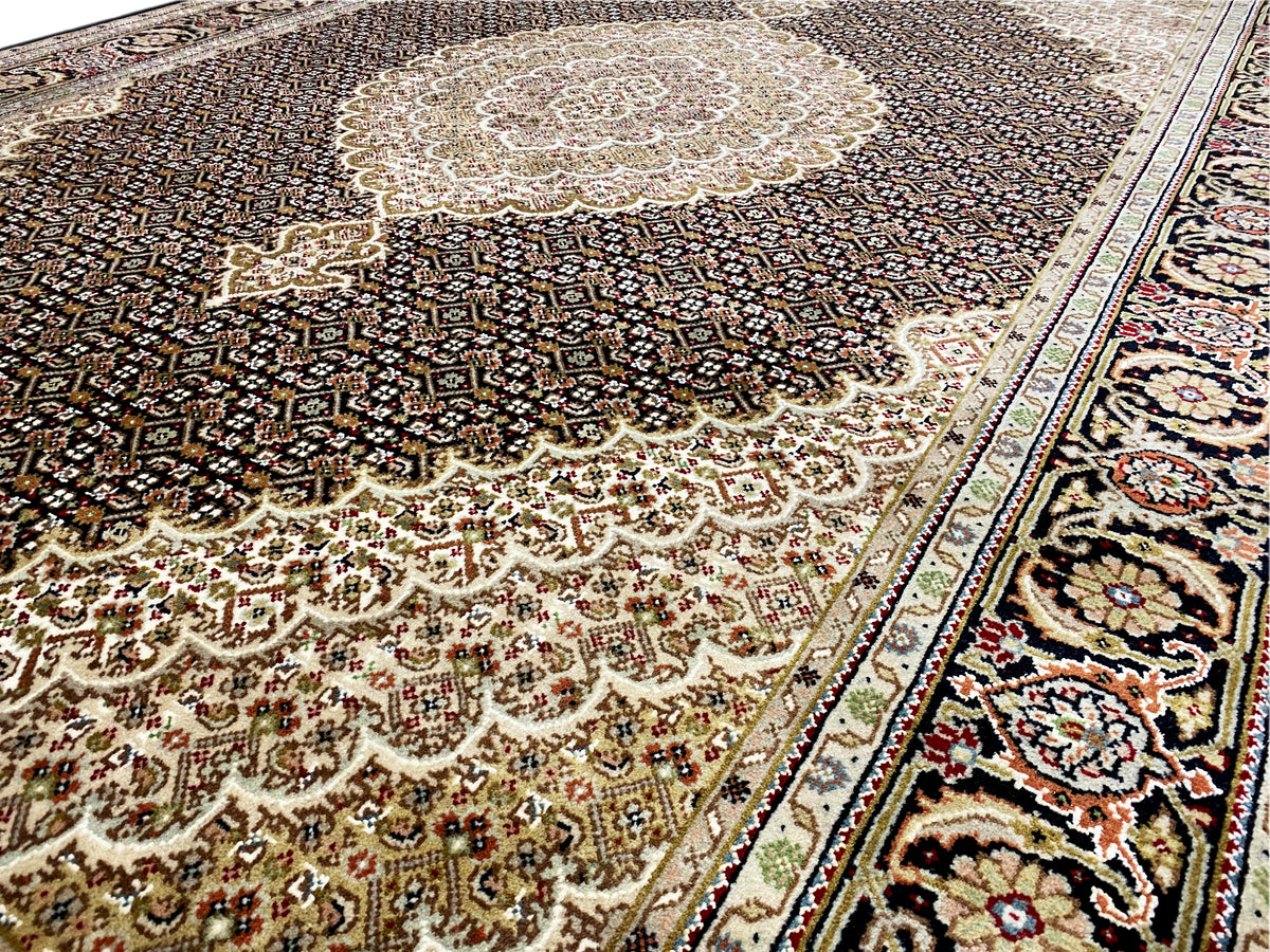 Indo Tabriz-Teppich mit ornamentalem Muster in Braun, Creme und Blau, breiter Bordüre