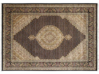 Indo Tabriz Teppich mit zentralem Medaillon, schwarz-braunem Grund und kunstvoller Bordüre