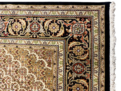 Teppichkante mit Fransen und mehrfarbiger Ornamentbordüre in Beige, Schwarz und Rot