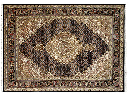Rechteckiger Indo-Tabriz Teppich mit dunklem Ornamentfeld, beigem Medaillon und Zierbordüre.