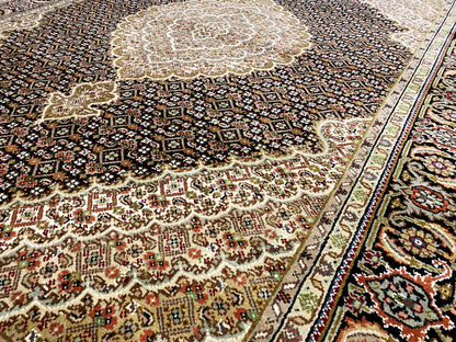 Teppich-Detail: zentrales beiges Medaillon auf dunklem Ornamentgrund, mehrfarbige Muster.