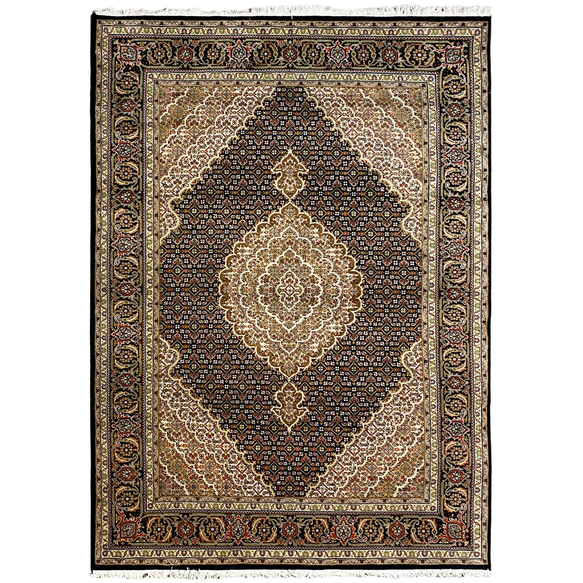 Rechteckiger Teppich mit dunklem Ornamentfeld, großem beigem Medaillon und umlaufender Bordüre.
