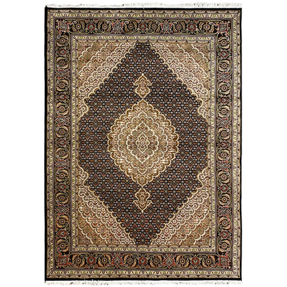 Rechteckiger Teppich mit dunklem Ornamentfeld, großem beigem Medaillon und umlaufender Bordüre.