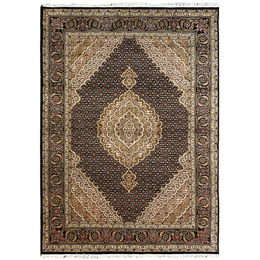 Rechteckiger Teppich mit dunklem Ornamentfeld, großem beigem Medaillon und umlaufender Bordüre.