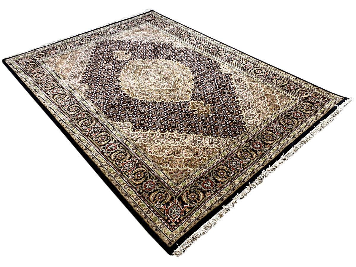 Orientteppich quadratisch wirkend, Ornamentbordüre mit Zentrumsmedaillon in Beige und Dunkelbraun