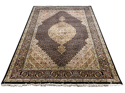 Rechteckiger Orientteppich mit Zentrumsmedaillon, fein gemustert in Beige, Braun und Dunkelgrau