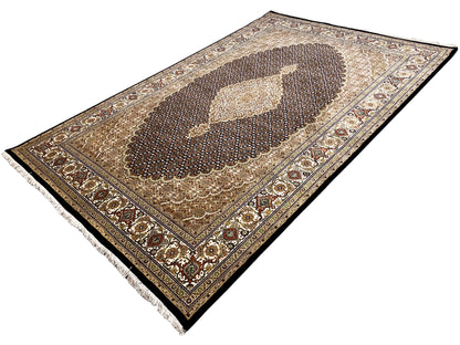 Teppich in Draufsicht mit dunkler Raute, beiger Umrahmung und ornamentalem Rand