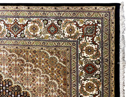 Nahaufnahme Teppichrand mit kleinteiligem Ornamentmuster und Fransenabschluss