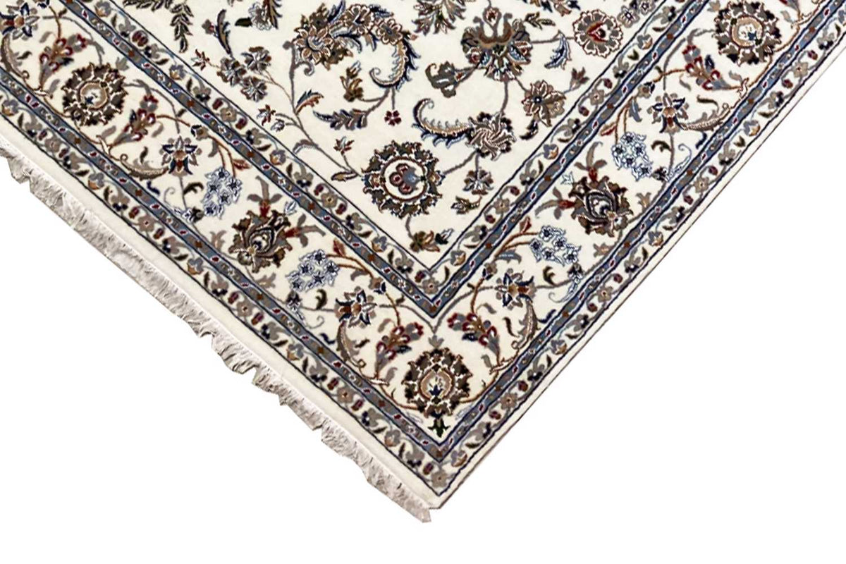 Beige oriental rug with corner ornaments, a finely patterned border and fringes