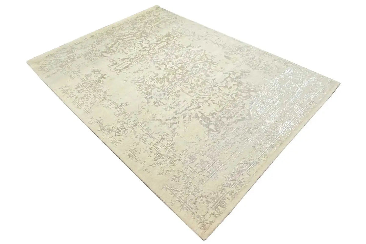 Indo Tabriz rug: beige rug with a fine pattern, laid diagonally