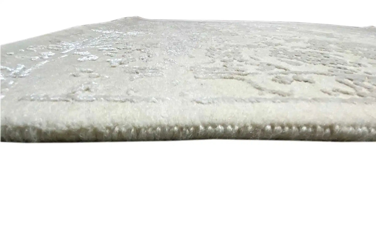 Indo Tabriz carpet: carpet edge with pile height and dense texture, side view