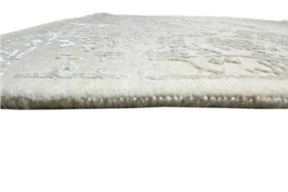 Indo Tabriz carpet: carpet edge with pile height and dense texture, side view