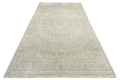 Rectangular rug with a light beige ornamental design