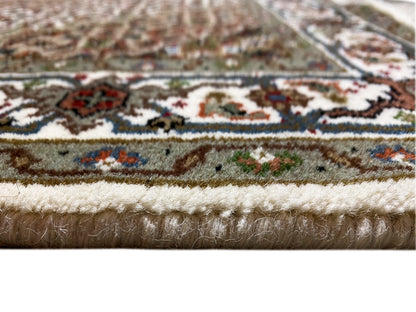 Indo Täbriz rug: close-up of the pile direction and multicolored ornamental border