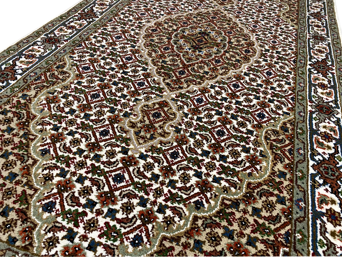 Indo Tabriz carpet: Detail of the patterned field and border along the edge