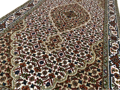 Indo Tabriz carpet: Detail of the patterned field and border along the edge