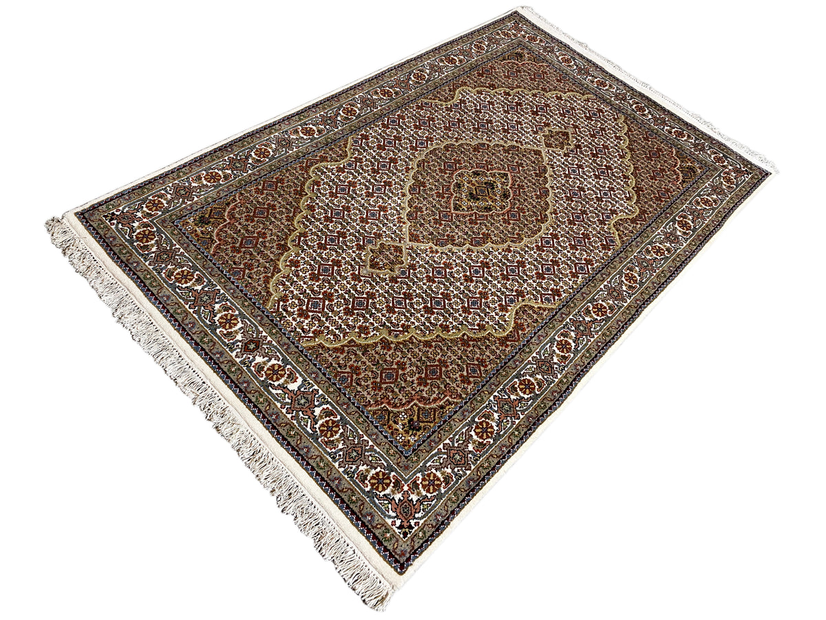 Indo Täbriz rug, diagonal view, brown-beige pattern, fringes