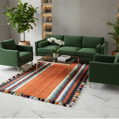 Jajim rug in the living area: terracotta with a striped pattern and colorful tassels along the edges