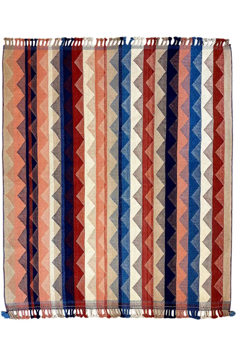 Rectangular rug with zigzag stripes in blue, red and beige, with a fringed edge