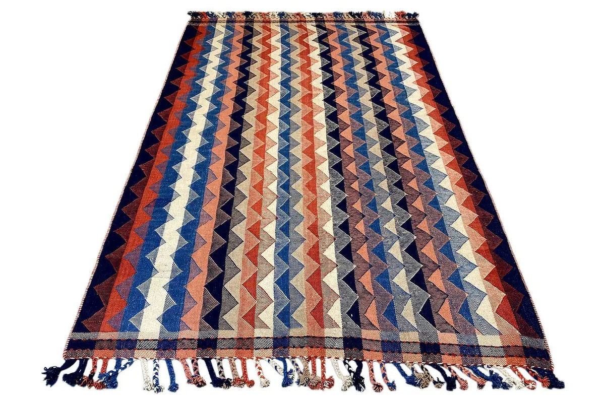 Rug with a blue-red-beige zigzag pattern, diagonal design and fringes