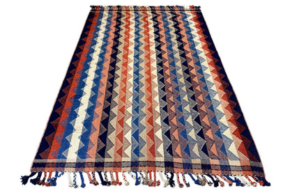 Rug with a blue-red-beige zigzag pattern, diagonal design and fringes