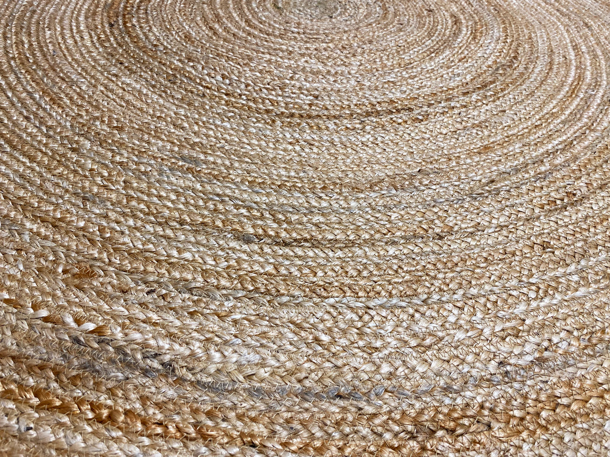 Jute rug surface with concentric rings made of woven natural fibers