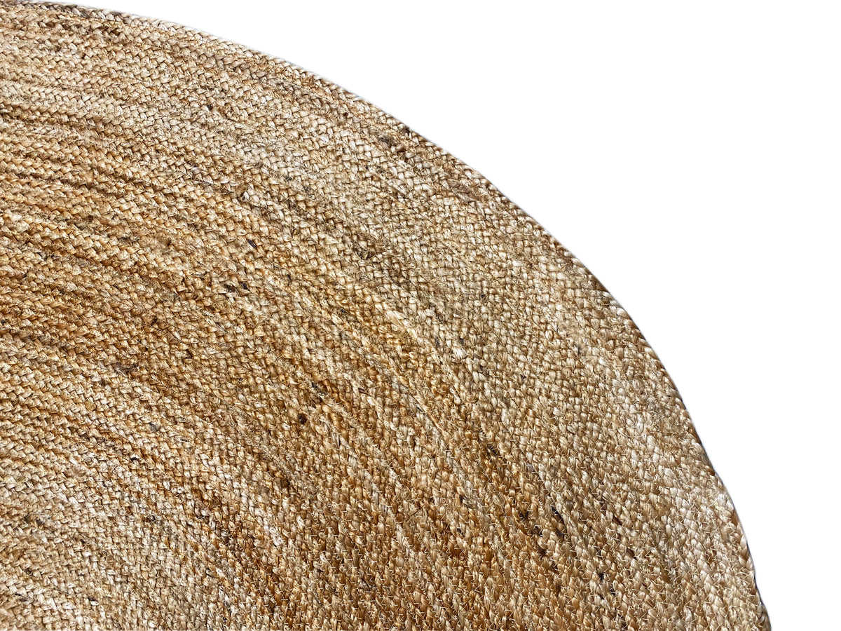 Jute rug edge with dense woven fabric and mixed natural fibers