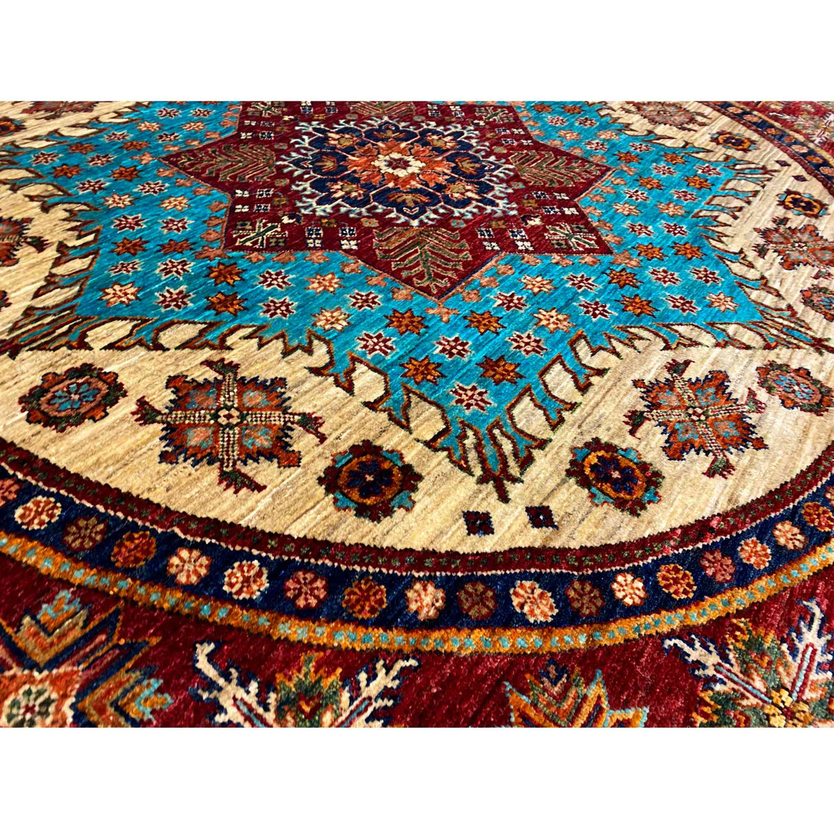 Close-up: turquoise-red ornamental pattern on a beige background with a colorful border