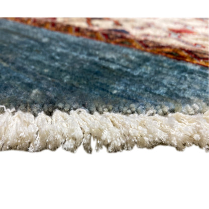 Rug edge with fringes along the blue border