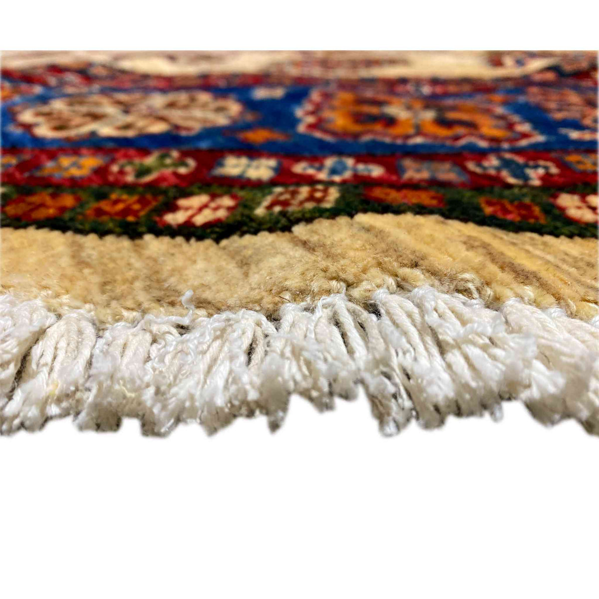 Rug edge with cream-colored fringes and a multicolored border