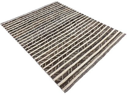 Quadratisch wirkender Kelim-Teppich mit gestreiften Musterlinien in Dunkel und Beige