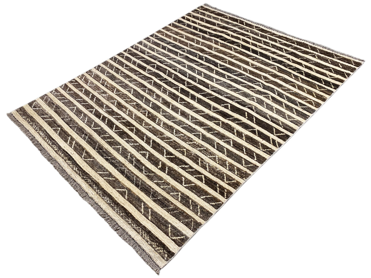 Kelim-Teppich mit schräg fotografiertem Muster: Dunkle Streifen und helle Beige-Linien