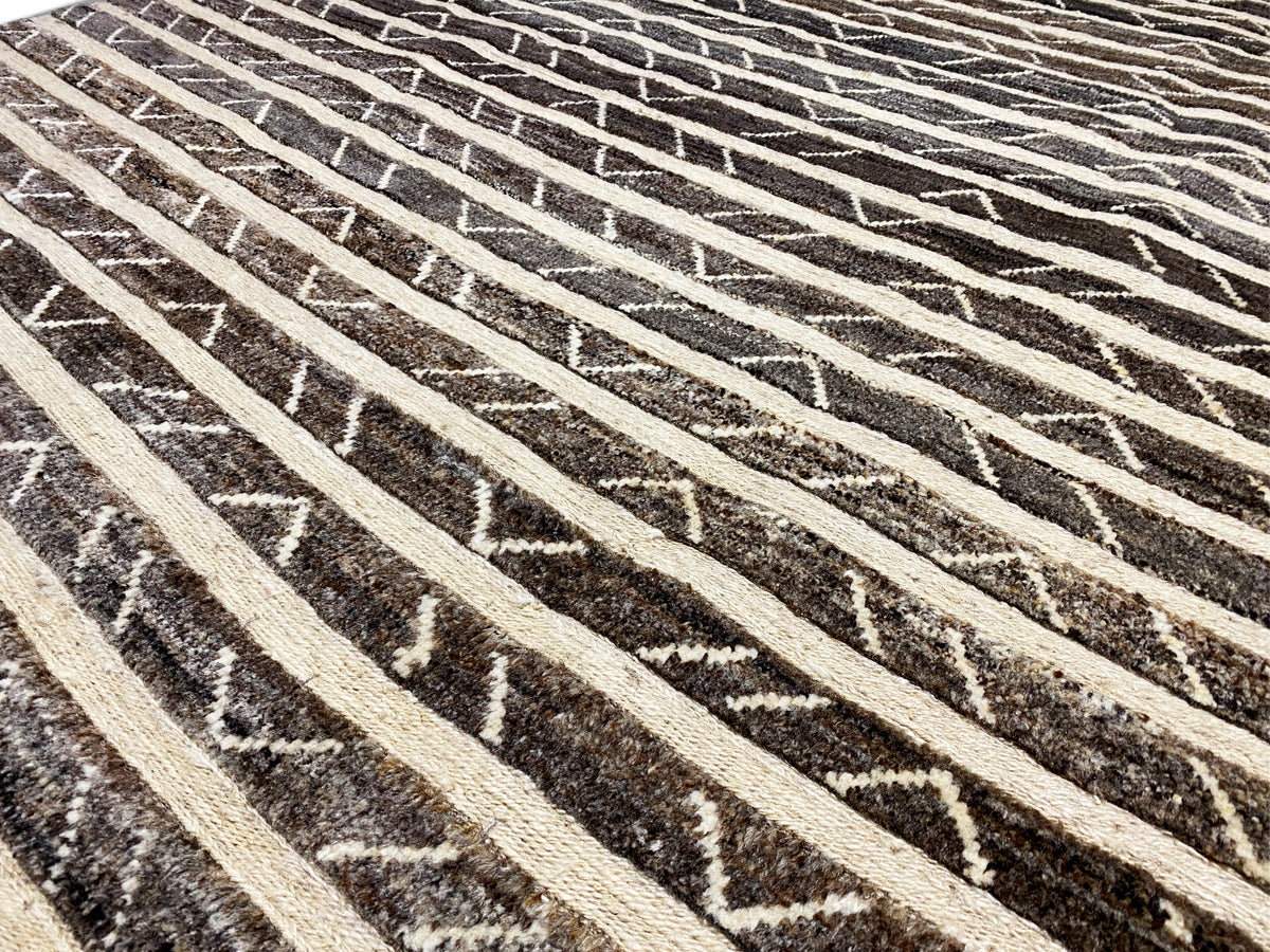 Detailansicht des Kelim-Musters: horizontale Streifen in Dunkelbraun und Beige