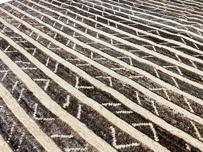 Detailansicht des Kelim-Musters: horizontale Streifen in Dunkelbraun und Beige