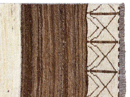 Gabbeh-Teppich Randdetail mit dunklem braunem Streifen, beigem Geometrie-Muster und Fransen